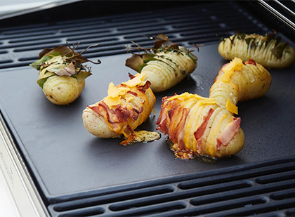 Pommes de terre Hasselback cuites sur une plancha barbecue