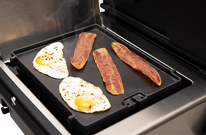 Cuisson d'aliments sur une plancha pour brûleur latéral Broil King