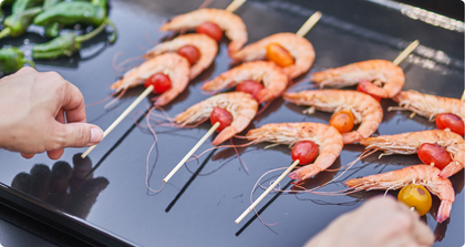 Brochettes de crevettes et de tomates cuites sur une plancha Forge Adour