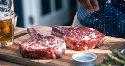 Côte de boeuf cru sur une plancha à découper