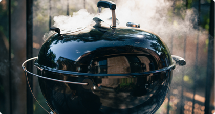 Cuisson au barbecue avec couvercle ferlmé