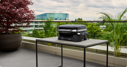 Barbecue électrique Lumin Weber sur une table extérieure