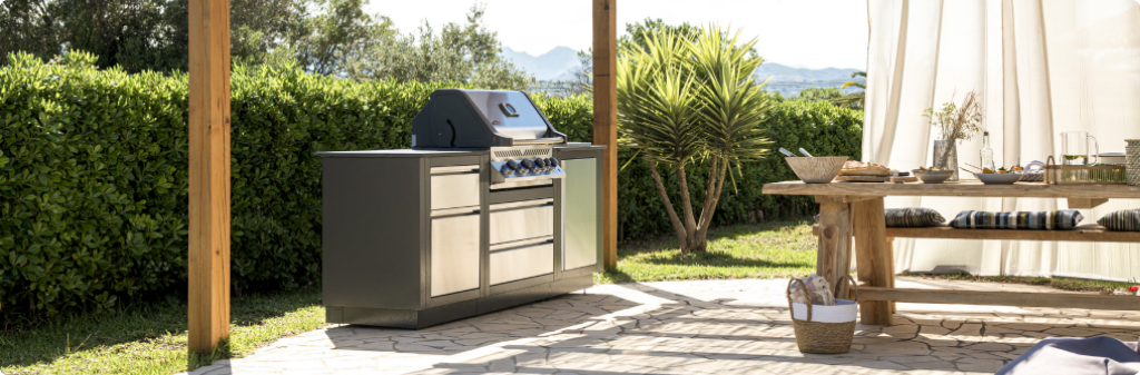 Barbecue sous abri de jardin en bois