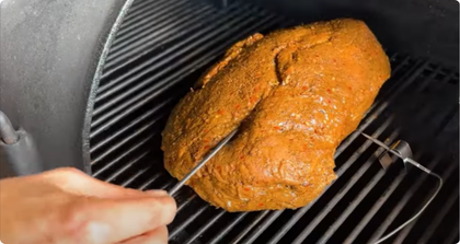 Insertion de la sonde à viande dans le porc