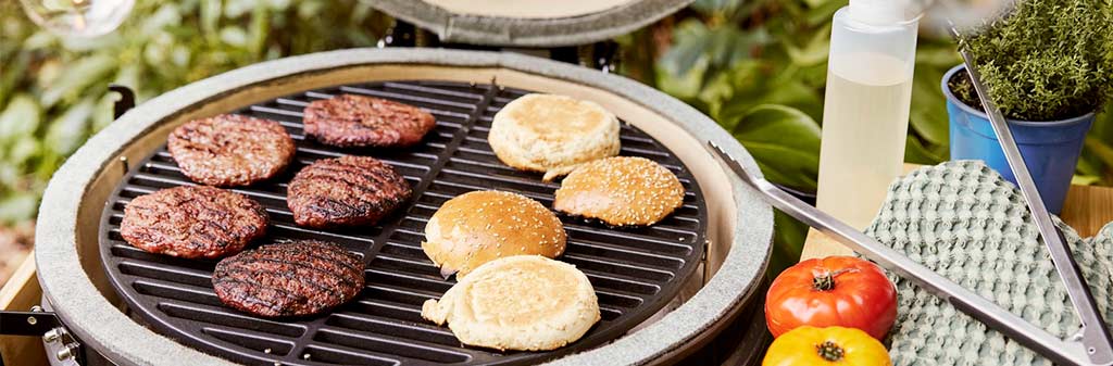 Cuisson directe de steaks au kamado