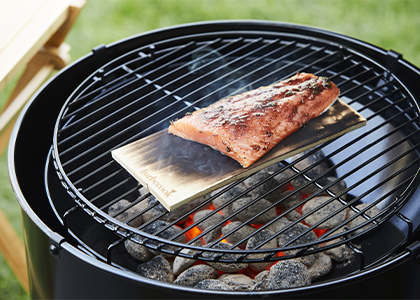 Fumage de saumon sur une planche de cèdre au barbecue