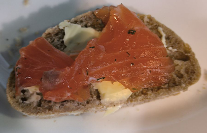 Toast avec du beurre fumé et du saumon gravlax