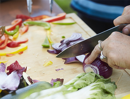 Découpe des aliments sur une planche à découper