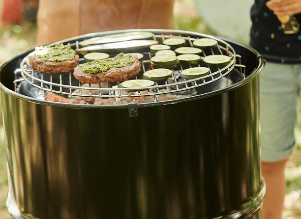 Cuisson de viande et de légumes sur la grille en acier chromé du barbecue charbon Edson Black Barbecook