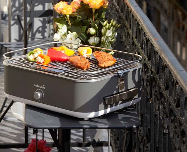 Barbecue électrique E-Carlo gris en cuisson sur balcon