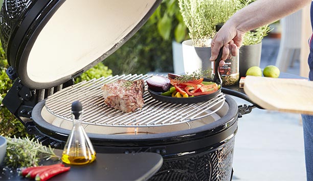 Cuisson d'aliments sur le kamado Kamal Large noir brillant Barbecook