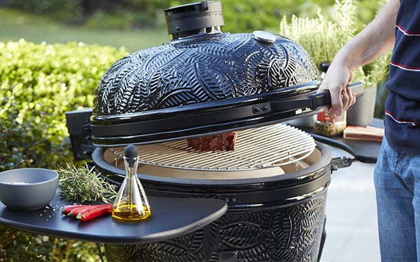 Fermeture du couvercle du barbecue kamado Kamal XL noir brillant 53 cm Barbecook