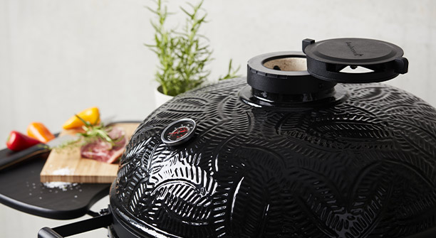 Zoom sur la marguerite en fonte d'aluminium kamado Kamal XL noir brillant Barbecook