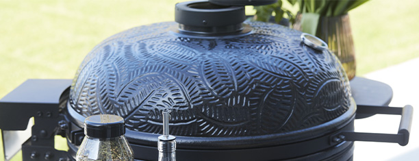 Zoom sur le couvercle en céramique à base de mullite du kamado Kamal XL noir mat Barbecook