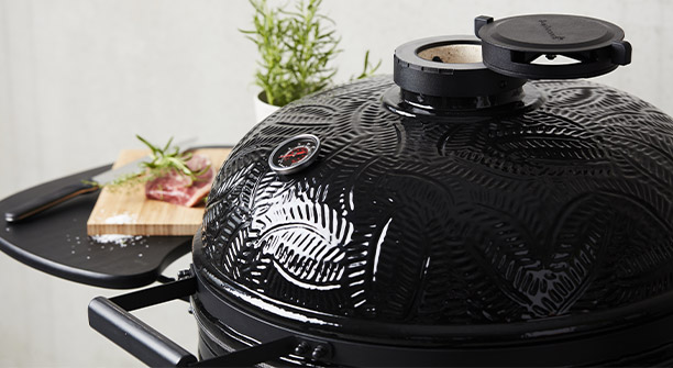 Zoom sur la marguerite et le thermomètre intégré au couvercle du kamado Kamal Large noir brillant Barbecook