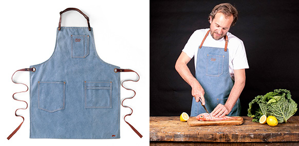 Tablier en toile vintage et cuir denim clair n° 325 Alaskan Maker porté en cuisine