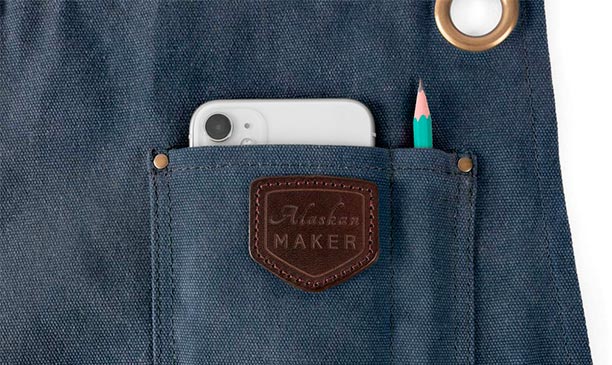 Zoom sur la poche smartphone tablier n°547 Bleu Alaskan Maker