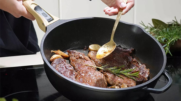 Cuisson de viande dans la poêle La Fabuleuse Météore Cookut