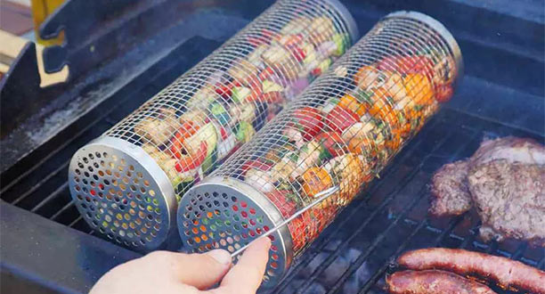 Fourche qui tourne 1 RollGrill Cookut sur un barbecue