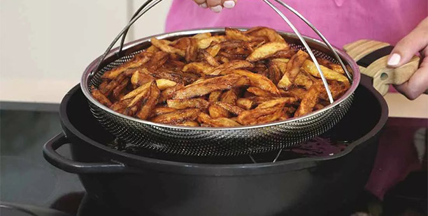 Friture dans le panier vapeur de la poêle 8-en-1 La Fabuleuse Météore Cookut