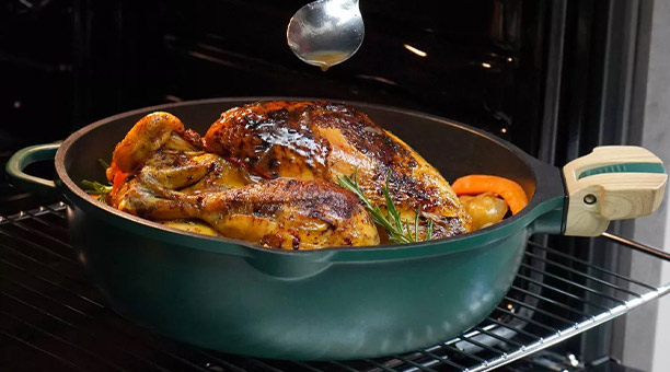 Cuisson d'un poulet rôti au four dans la poêle La Fabuleuse Canopée Cookut