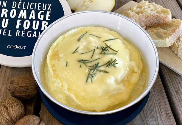 Fromage fondu dans le cuiseur en acier émaillé Bleu Cookut