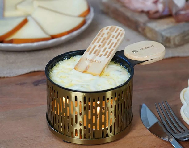 Fromage à raclette fondu dans l'appareil Lumi Or Cookut