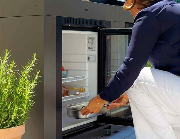 Modulo Eno frigo 75 L encastré gris cargo dans cuisine extérieure