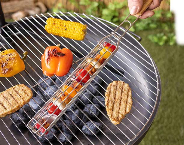 Porte légumes en inox Esschert utilisé sur un barbecue