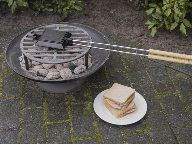 Préparation de croque-monsieurs au brasero sur l'appareil à toast en fonte Esschert