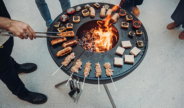 Cuisson d'aliments sur le brasero Bowl 70 Höfats