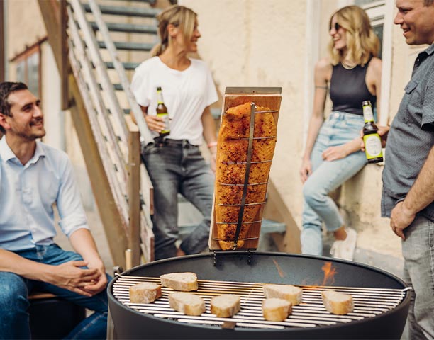 Planche de fumage en bois de hêtre Höfats sur un brasero Bowl