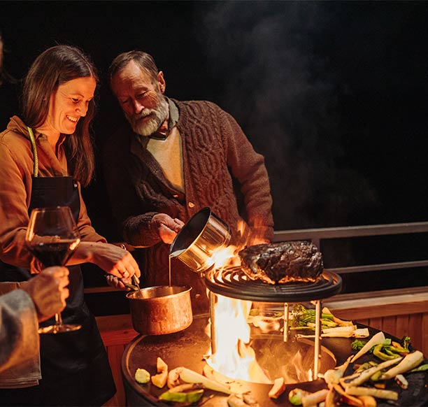 Cuisson d'une viande sur la grille de saisie et son support installés sur le brasero Bowl 70 Höfats