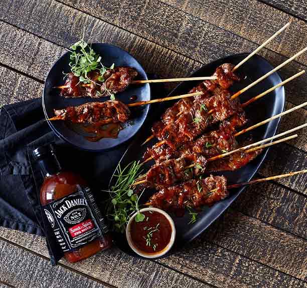 Brochettes de viande avec la sauce barbecue Sweet & Spicy Jack Daniel's