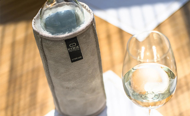 Rafraichisseur pour bouteille de vin en suède Beige Kywie sur un table de salon de jardin