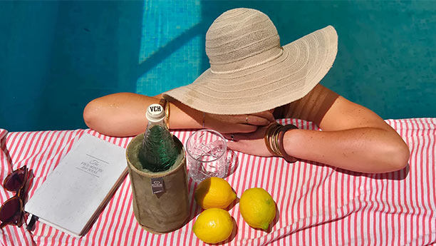 Refroidisseur en suède Kaki Kywie pour bouteille de vin à côté d'une piscine