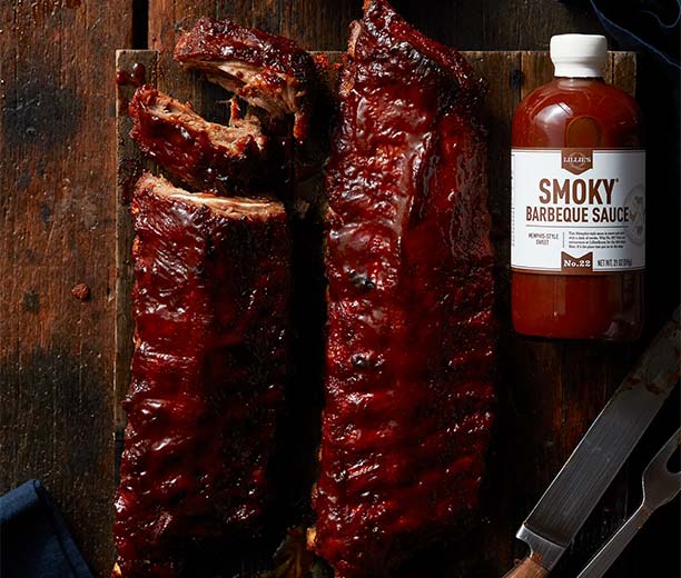 Sauce barbecue Smoky Lillie's Q accompagnant des ribs