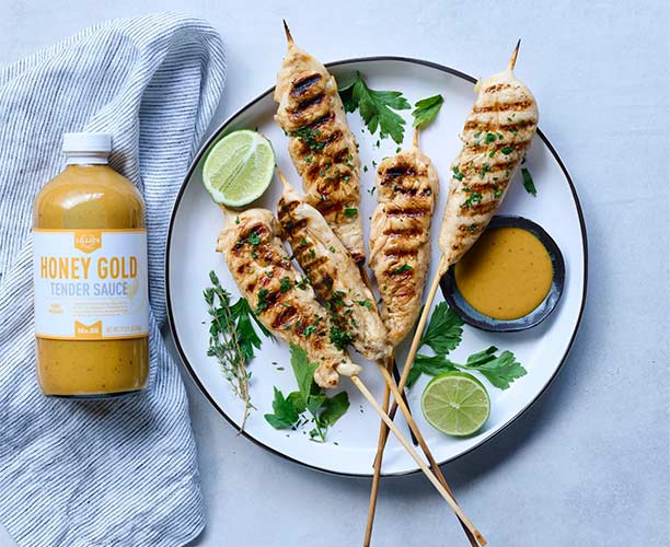 Assiette de brochettes de poulet avec un pot de sauce Honey Gold 567g Lillie's Q