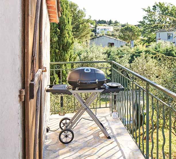 Barbecue électrique Napoléon Travel Q PRO 285 EX sur chariot sur un balcon