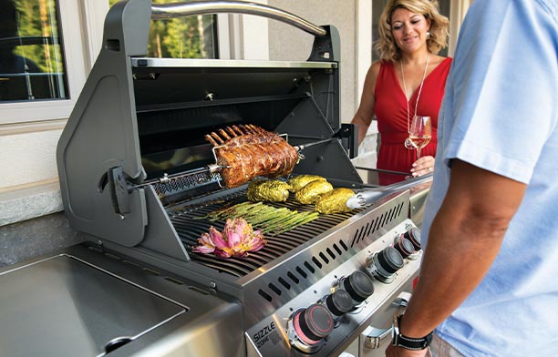 Cuisson de viandes et de légumes sur le barbecue gaz naturel Prestige 500  Napoléon