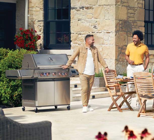 Barbecue gaz connecté Prestige 665 Napoléon sur une terrasse