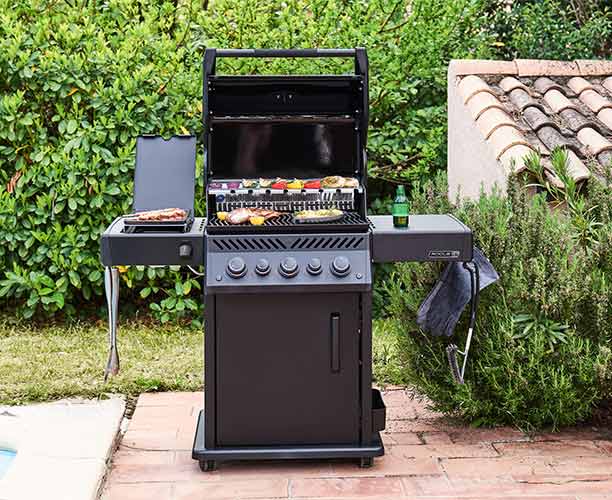 Barbecue gaz Napoléon Rogue PRO-S 425 RSIB Phantom sur une terrasse