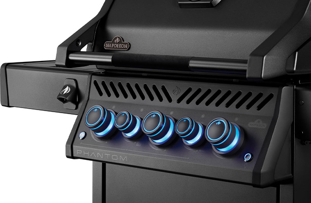 Zoom sur les boutons de contrôle des brûleurs du barbecue Napoléon Rogue PRO-S 425 Phantom