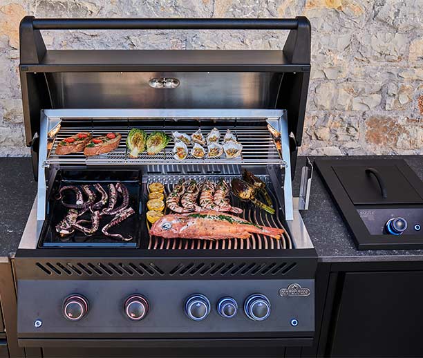 Zone de cuisson en inox du barbecue encastrable BIG 32 de la cuisine extérieure Oasis Compact