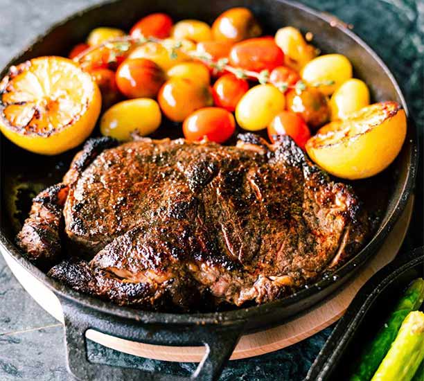 Viande et pommes de terre dans la poêle ronde en fonte Ooni