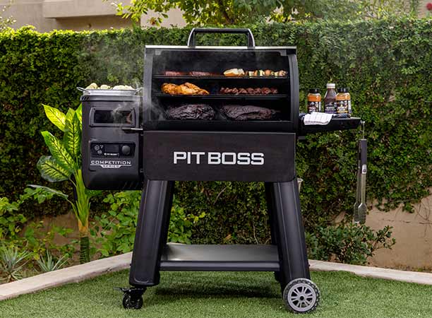 Barbecue Competition Series 1250 Pit Boss ouvert en marche