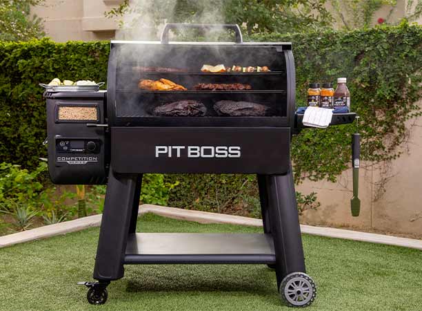 Barbecue Competition Series 1600 Pit Boss ouvert en marche