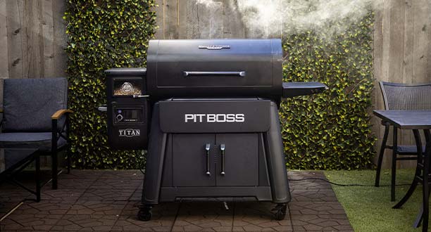 Titan Competition Series Pit Boss sur une terrasse