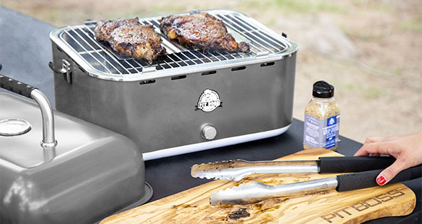 Cuisson sur le barbecue charbon portable Pit Boss gris