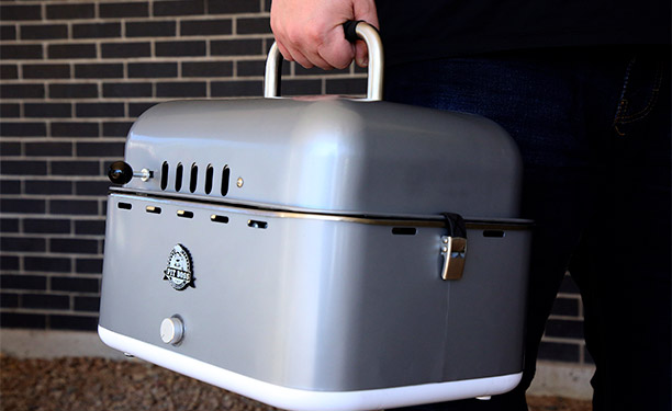 Transport à une main du barbecue charbon portable Pit Boss gris